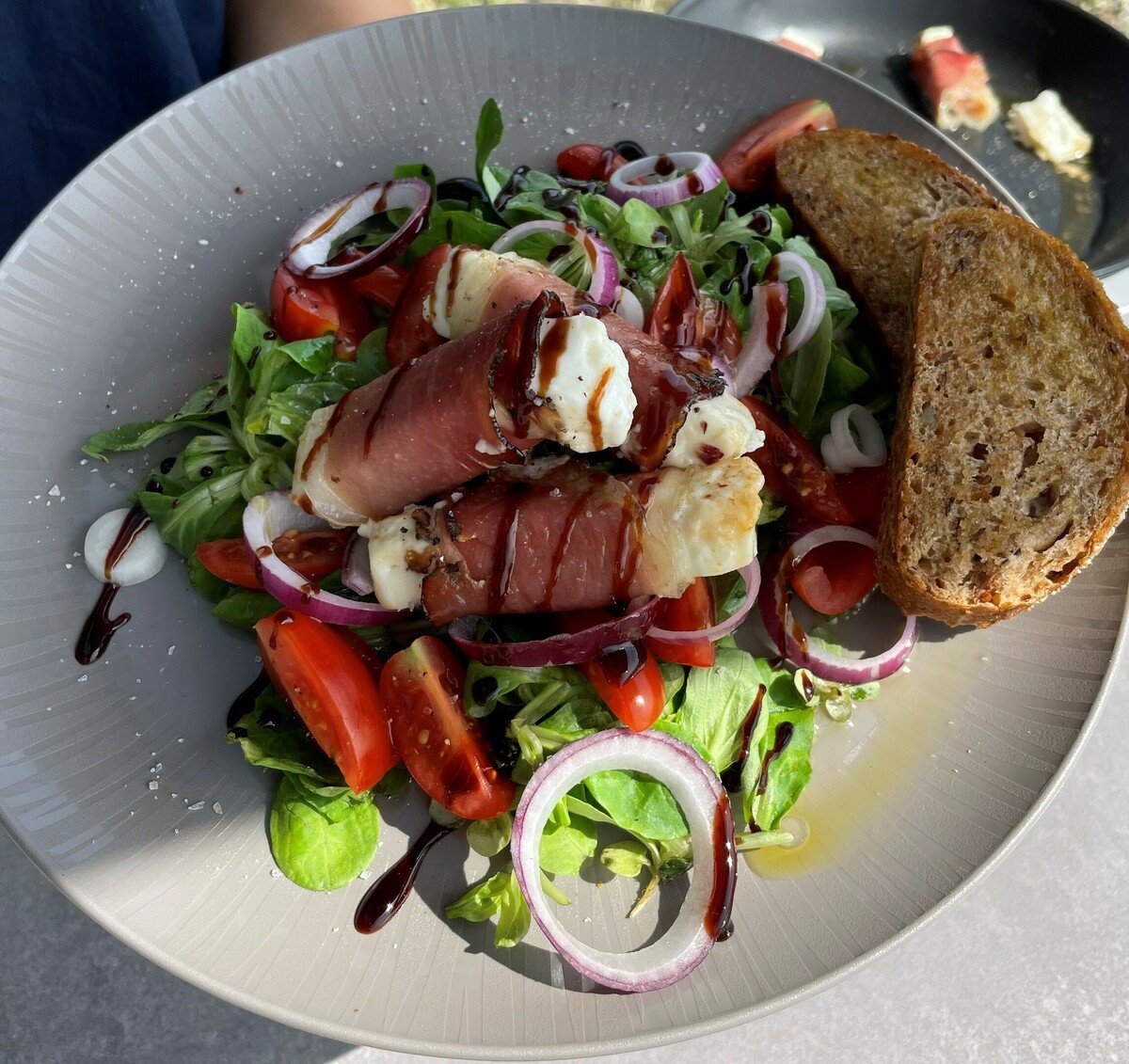 Ziegenkäse im Speckmantel » Schnelles Campingessen | PIA Camper