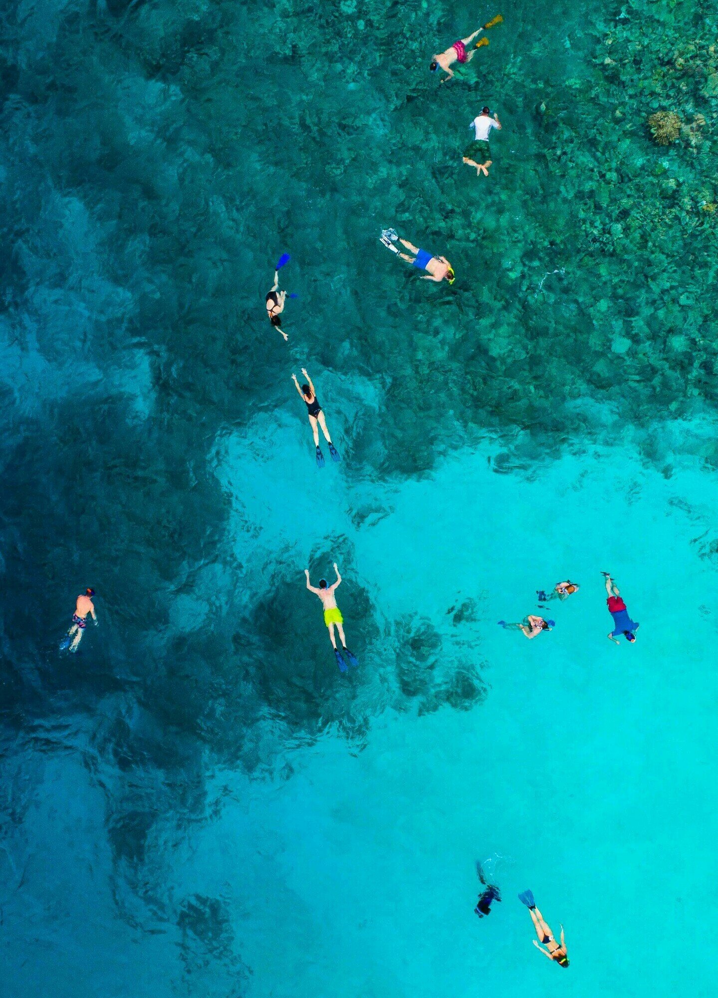 Foto vom blauen Meer der Baia dei Turchi, in dem einige Menschen schnorcheln