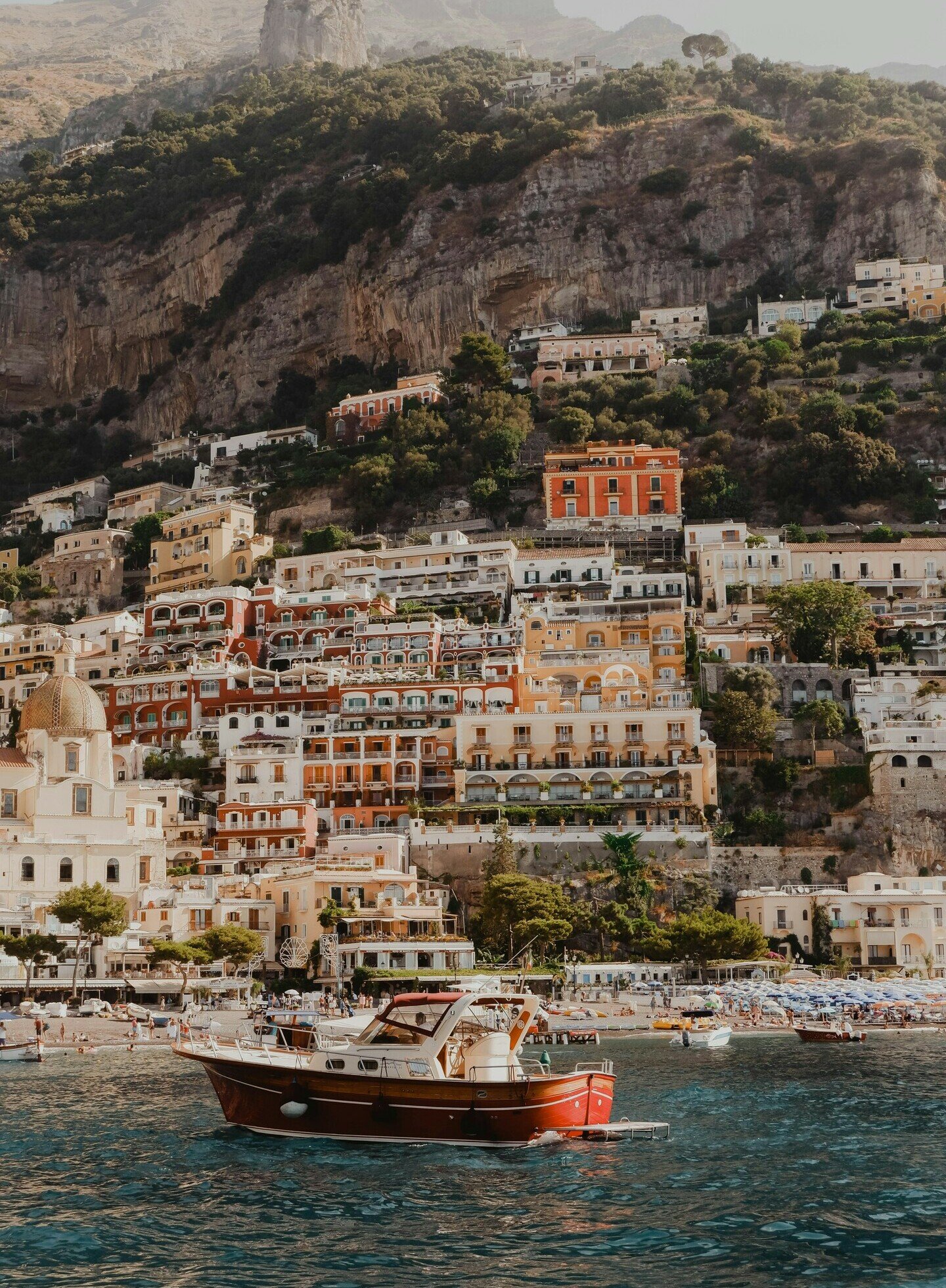 Amalfiküste von einem Boot vor der Küste fotografiert