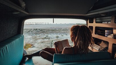 Abenteuer zwischen den Seiten: Die Must-Read Campingbücher für Outdoor-Enthusiasten